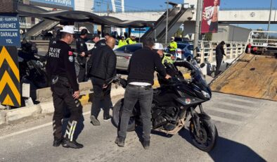 Antalya’da alkollü sürücünün sıkıştırdığı motosikletli polis yaralandı