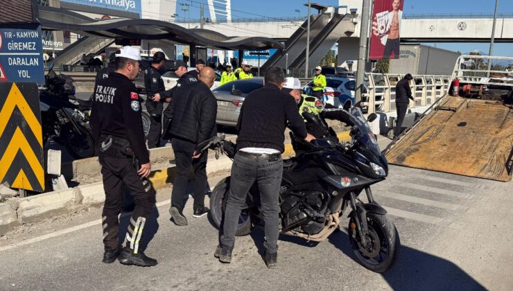 Antalya’da alkollü sürücünün sıkıştırdığı motosikletli polis yaralandı