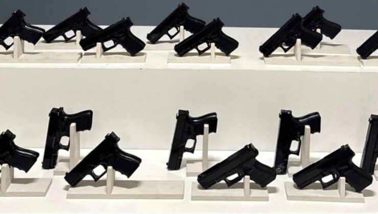 Antalya’da dur ihtarına uymayan sürücünün aracında 17 tabanca bulundu