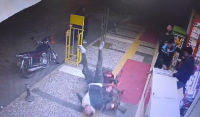 Antalya’da kaldırımda kavga eden grubun arasına motosikletle daldı