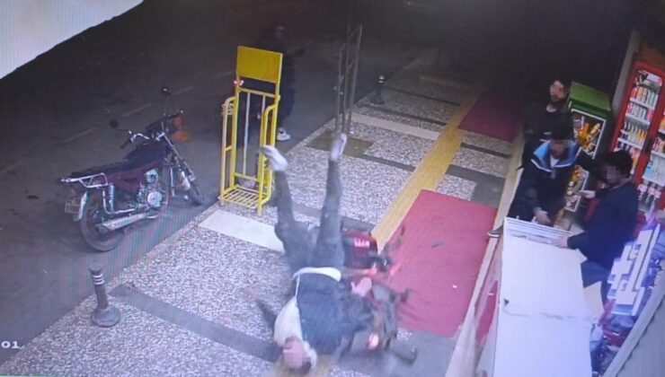 Antalya’da kaldırımda kavga eden grubun arasına motosikletle daldı