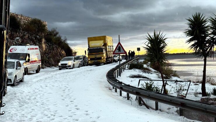 Antalya’da sağanak ve dolu: Yollar göle döndü