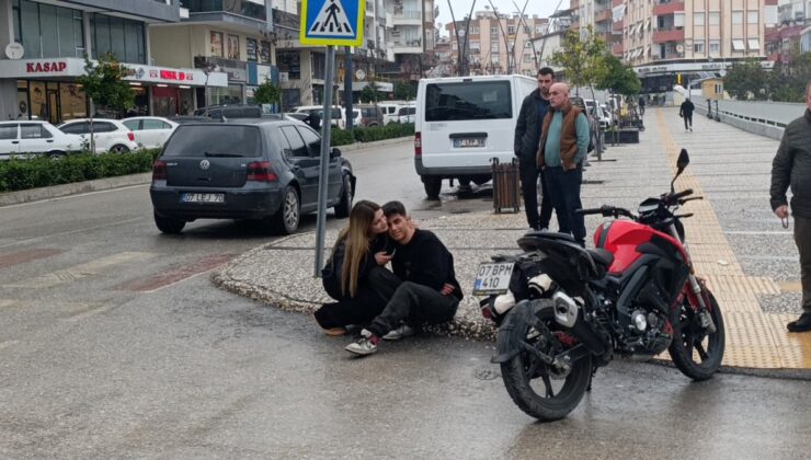 Antalya’da yaralanan motosiklet sürücüsünü kız arkadaşı teselli etti