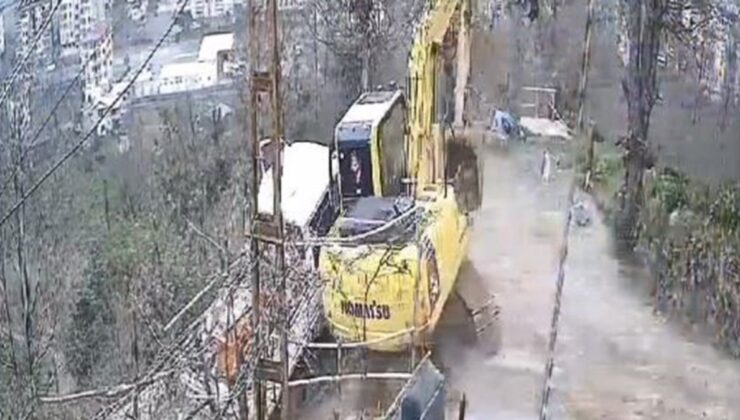 Artvin’de ekskavatörün kamyonete çarptığı kaza kamerada: 1 yaralı