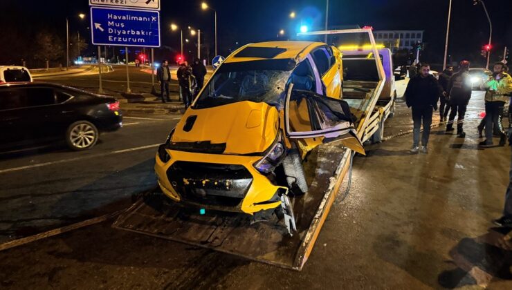 Bingöl’de yolcu otobüsü ile taksi çarpıştı