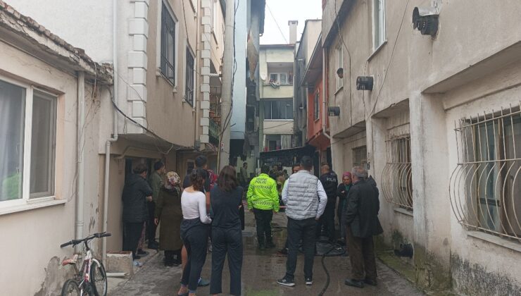 Bursa’da 4 katlı binada korkutan yangın