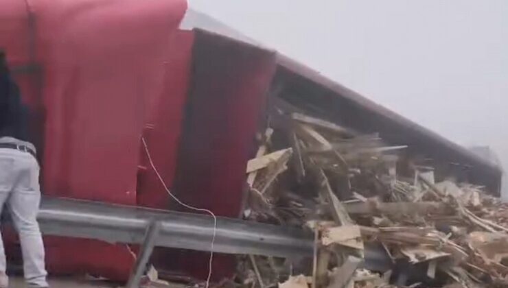 Bursa’da ahşap yüklü tır devrildi