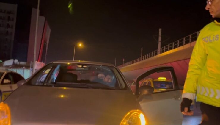 Bursa’da alkollü yakalanan sürücü aracının ön camını yumrukla parçaladı