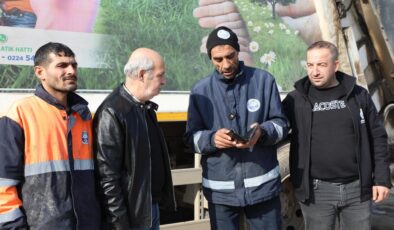 Bursa’da çöpte bulduğu cüzdanı sahibine ulaştırdı