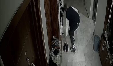 Bursa’da daire önünden çaldıkları ayakkabıları bırakıp kaçtılar