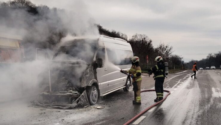 Bursa’da servis halindeki minibüs yandı