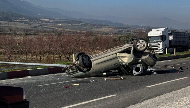 Denizli’de aydınlatma direğine çarpan otomobil takla attı