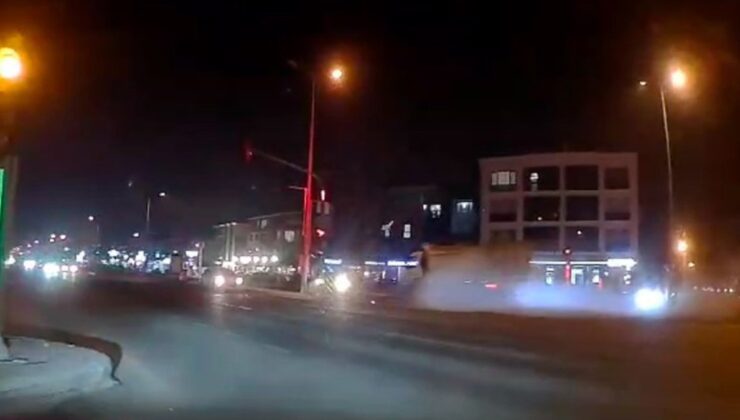 Düzce’de kırmızı ışıkta bekleyen araca kamyon çarptı: 3 yaralı