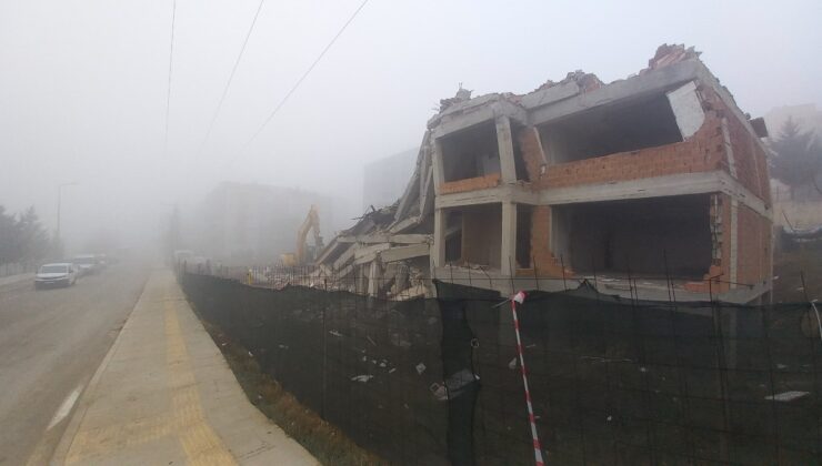 Edirne’de depreme dayanıksız bina saniyeler içinde yerle bir oldu