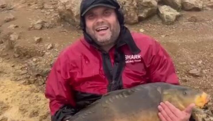 Elazığ’da barajda tuttuğu balığı bebek gibi ayağında sallayıp ninni söyledi