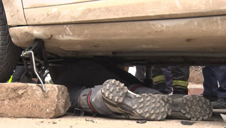 Elazığ’da motorkurye otomobilin altında kaldı