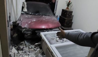 Erzurum’da fren yerine gaza basan sürücü evin yatak odasına girdi