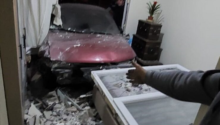 Erzurum’da fren yerine gaza basan sürücü evin yatak odasına girdi
