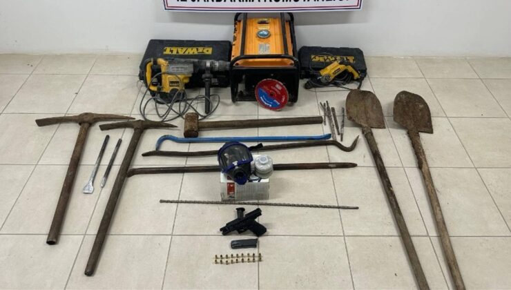 Eskişehir’de kaçak kazı yapan 12 zanlı suçüstü yakalandı