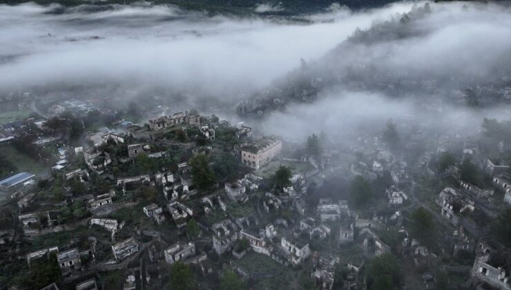 Fethiye’deki ‘hayalet köy’ olarak anılan Kayaköy’ü sis bulutu kapladı