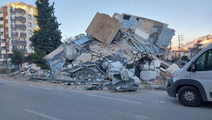 Hatay’da emekli ikramiyesiyle aldığı ev, eşi ve kızına mezar oldu