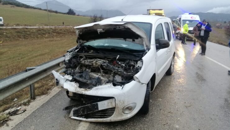 Isparta’daki kazada midibüs ile sivil polis aracı çarpıştı