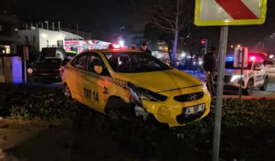 İstanbul Beyoğlu’nda ani manevra taksiyi yoldan çıkardı: 1 yaralı