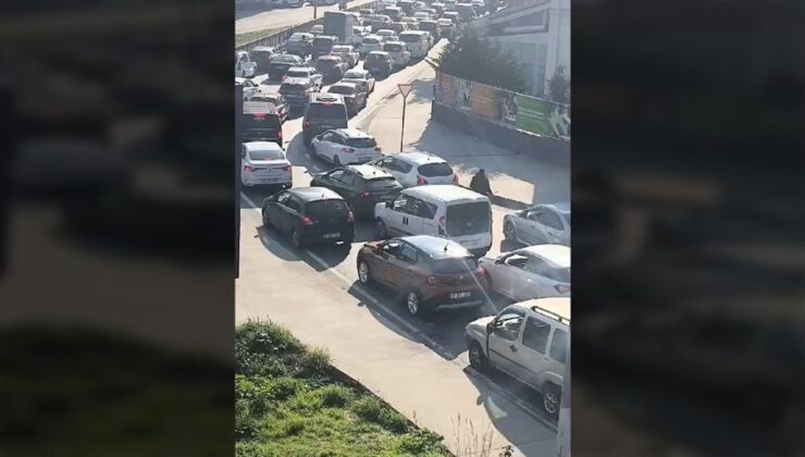 İstanbul Esenler’de öfkeli sürücü önündeki araca saldırdı