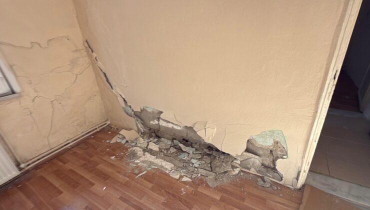 İstanbul Kağıthane’de bir binada yanındaki inşaat nedeniyle çatlaklar oluştu