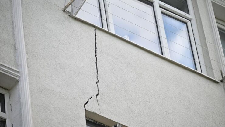 İstanbul’da bitişiğindeki inşaat çalışması sırasında 7 katlı binada çatlaklar oluştu
