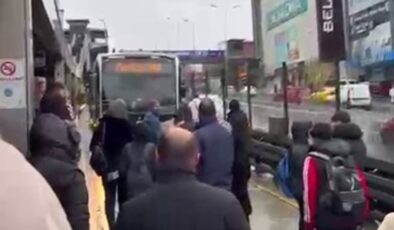 İstanbul’da durakta durmayan metrobüsün önünü kestiler