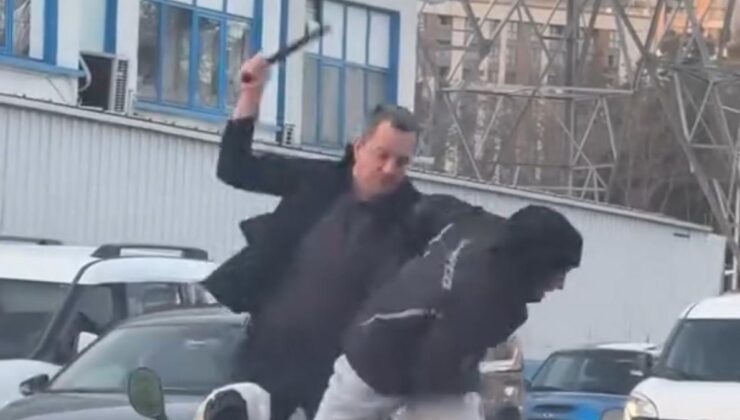 İstanbul’da motosikletli kuryeyi copla darbetti