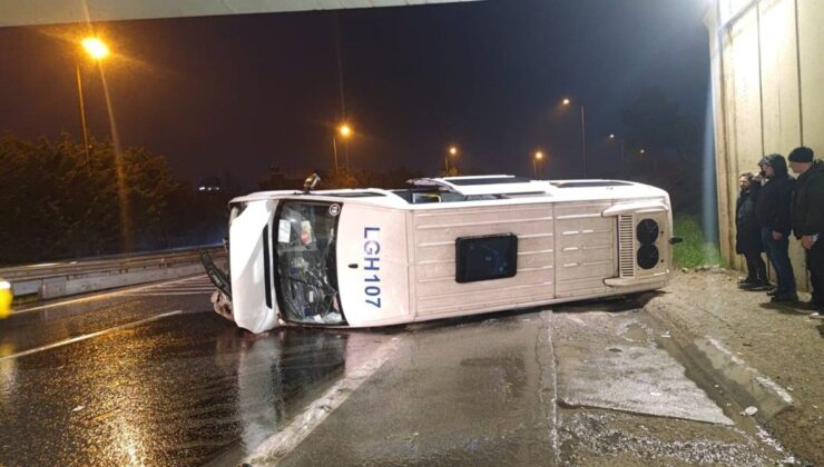 İstanbul’da servis minibüsü devrildi: 7 yaralı