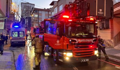 İstanbul’da yangın paniği: 5 katlı binanın çatısı alev aldı