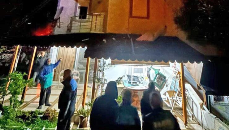 İzmir’de bir eve düşen yıldırım hasara yol açtı