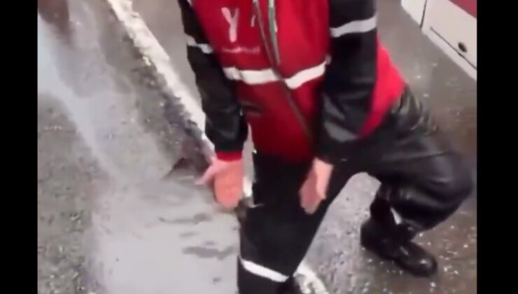 İzmir’de bir kurye belediyenin onarmadığı çukura düşerek yaralandı