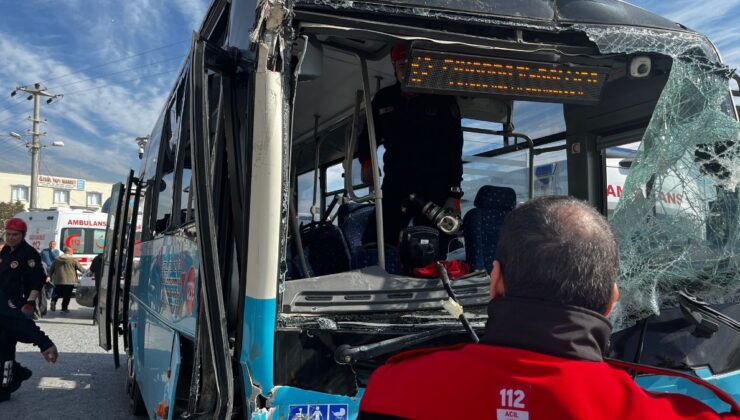 Kahramanmaraş’ta kamyon otobüs ile çarpıştı