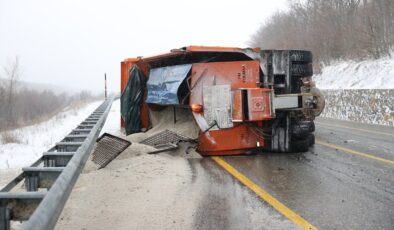Kırklareli’nde kar küreme aracı devrildi: 2 yaralı