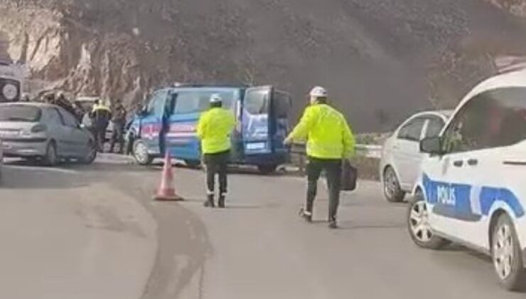 Kocaeli’de jandarma minibüsü ile otomobil çarpıştı