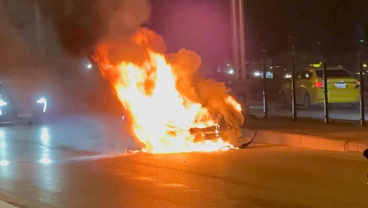 Kocaeli’de sanayiden yeni çıkan araba alev alev yandı