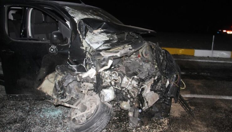 Konya’da turistleri taşıyan minibüs ile otomobil çarpıştı: 1 ölü, 7 yaralı