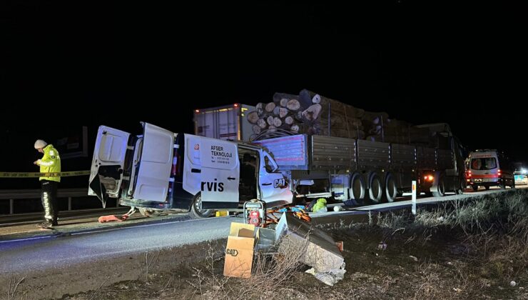 Kütahya’da kamyonet çarptığı tırın dorsesinde sürüklendi: 1 ölü