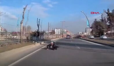 Malatya’da araçların altında kalmaktan son anda kurtulan yaya