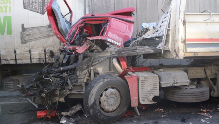 Manisa’da tır kazasında ağır yaralanan şoför hayatını kaybetti