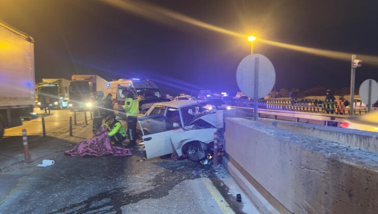 Mersin’de otomobil beton bariyerlere çarptı: 2 ölü 5 yaralı