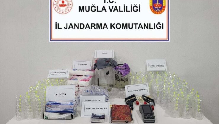 Muğla’da sahte doktor sülükleriyle beraber yakalandı