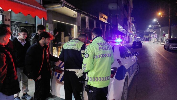 Sakarya’da çakarlı araç kullanan gençlere ceza