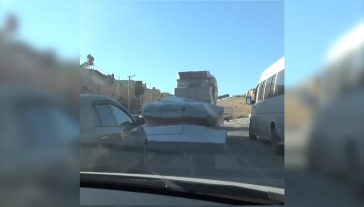 Şanlıurfa’da kamyonetten düşen süngerler yola saçıldı