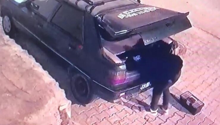 Şanlıurfa’da park halindeki otomobilden hırsızlık kameraya yansıdı