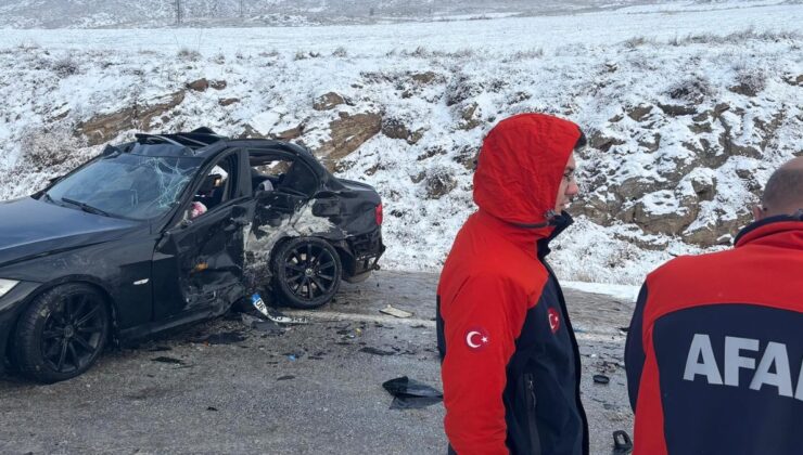 Sivas’ta hafif ticari araç ile otomobil çarpıştı